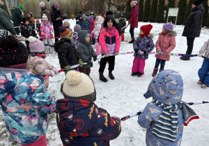 Dzieci bawią się przy muzyce.