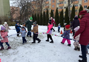 Dzieci bawią się przy muzyce.
