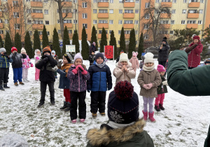 Dzieci bawią się przy muzyce.