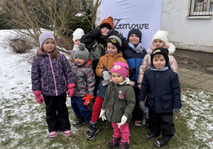 Dzieci z grupy 2 pozują do zdjęcia.