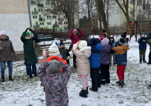 Dzieci bawią się przy muzyce.