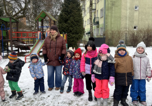 Dzieci bawią się przy muzyce.