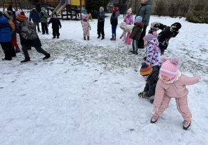 Dzieci bawią się przy muzyce.