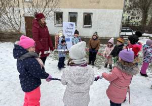 Dzieci bawią się przy muzyce.