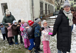 Dzieci bawią się przy muzyce.