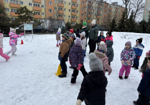 Dzieci bawią się w ogrodzie.