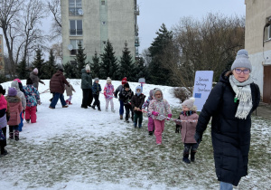 Dzieci bawią się przy muzyce.