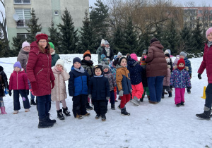 Dzieci bawią się w ogrodzie.