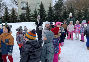 Dzieci bawią się w ogrodzie.