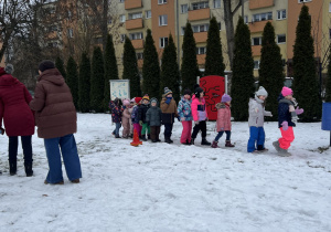 Dzieci bawią się przy muzyce.