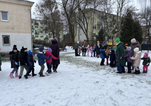Dzieci bawią się przy muzyce.