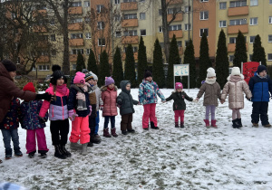 Dzieci bawią się przy muzyce.