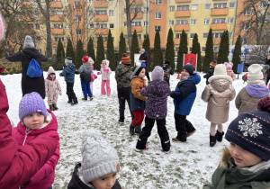 Dzieci bawią się przy muzyce.