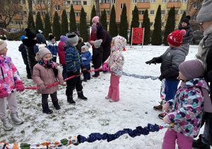 Dzieci bawią się przy muzyce.