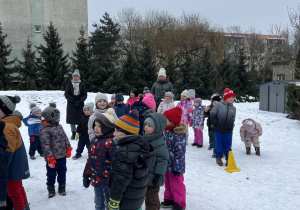 Dzieci bawią się w ogrodzie.