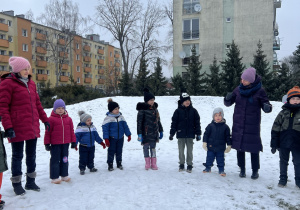 Dzieci bawią się przy muzyce.