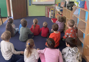 Dzieci oglądają film edukacyjny.