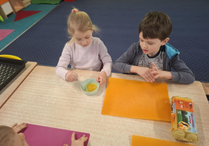 dzieci przygotowują rogaliki podczas zajęć kulinarnych