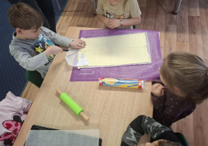 dzieci przygotowują rogaliki podczas zajęć kulinarnych