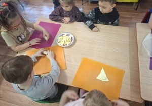 dzieci przygotowują rogaliki podczas zajęć kulinarnych