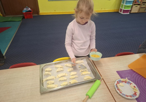 dzieci przygotowują rogaliki podczas zajęć kulinarnych