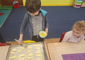 dzieci przygotowują rogaliki podczas zajęć kulinarnych