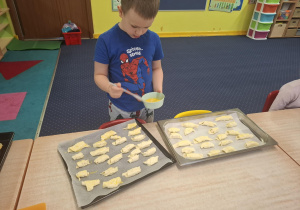 dzieci przygotowują rogaliki podczas zajęć kulinarnych