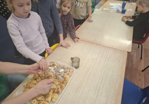 dzieci przygotowują rogaliki podczas zajęć kulinarnych