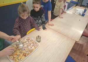 dzieci przygotowują rogaliki podczas zajęć kulinarnych
