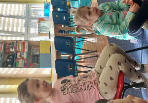 dziewczynka świeuje urodziny w grupie przedszkolnej razem z kolegami i koleżankami