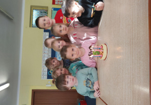 dziewczynka świeuje urodziny w grupie przedszkolnej razem z kolegami i koleżankami