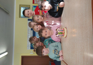 dziewczynka świeuje urodziny w grupie przedszkolnej razem z kolegami i koleżankami