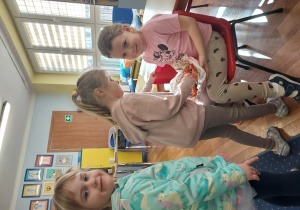 dziewczynka świeuje urodziny w grupie przedszkolnej razem z kolegami i koleżankami