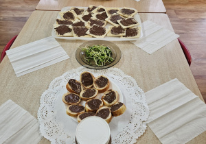 Na stole leżą kanapki z nutellą.