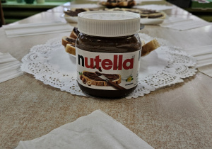 Na stole leżą kanapki z nutellą.