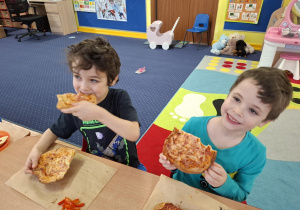 dzieci jedzą pizzę