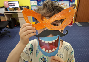 zdjęcie chłopca w masce karnawałowej