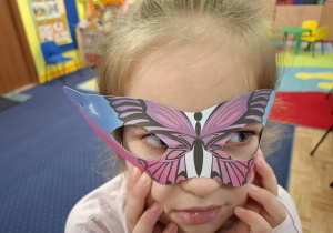 zdjęcie dziewczynki w masce karnawałowej