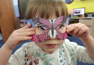 zdjęcie dziewczynki w masce karnawałowej