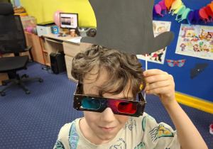 zdjęcie chłopca w masce karnawałowej