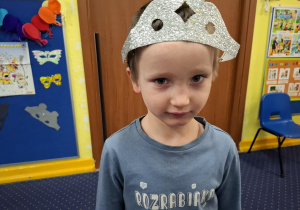 zdjęcie chłopca w masce karnawałowej