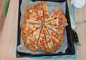 upieczona pizza na blaszce