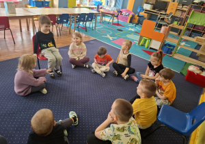 chłopiec świętuje urodziny, dzieci składają mu życzenia