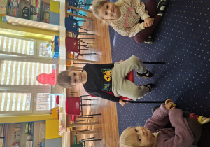 chłopiec świętuje urodziny, dzieci składają mu życzenia