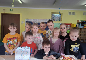 chłopiec świętuje urodziny, dzieci składają mu życzenia