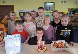 chłopiec świętuje urodziny, dzieci składają mu życzenia