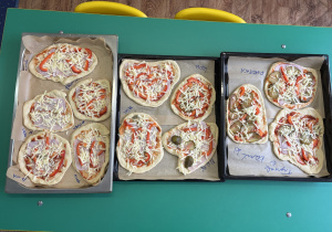 Pizze przygotowane przez dzieci.