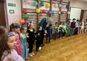 Dzieci bawią się na balu.