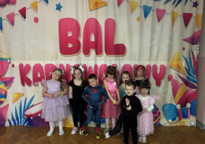 Grupa IV pozuje do zdjęcia.