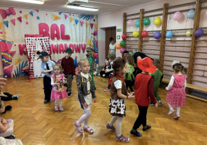 Grupa III prezentuje swoje stroje.